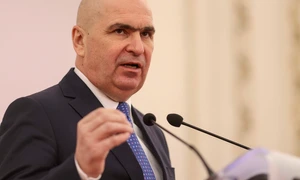 Declarații de presă susținute de președintele Senatului, Ilie Bolojan, în paralel cu un protest spontan al funcționarilor publici angajați în Senatul României, în București. FOTO Inquam Photos / Octav Ganea