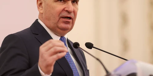 Declarații de presă susținute de președintele Senatului, Ilie Bolojan, în paralel cu un protest spontan al funcționarilor publici angajați în Senatul României, în București. FOTO Inquam Photos / Octav Ganea