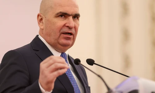 Declarații de presă susținute de președintele Senatului, Ilie Bolojan, în paralel cu un protest spontan al funcționarilor publici angajați în Senatul României, în București. FOTO Inquam Photos / Octav Ganea