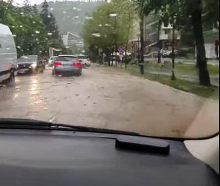 Traficul pe DN1, pe centura stațiunii Sinaia, este oprit. Ploaia torențială a adus aluviunile pe carosabil VIDEO