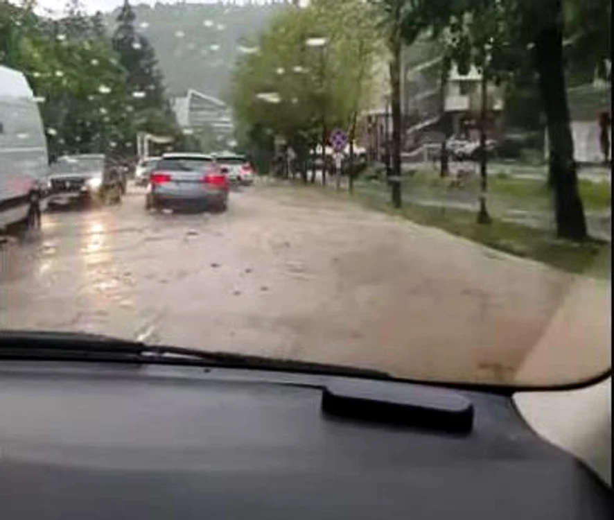 Străzile din Sinaia s-au umplut de apă FOTO: Captură video