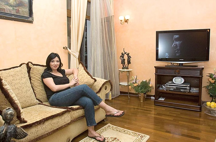 Apartamentul din Kogălniceanu, unde stă acum Adriana, a fost renovat de Prigoană şi vândut soacrei sale cu 30.000 de euro