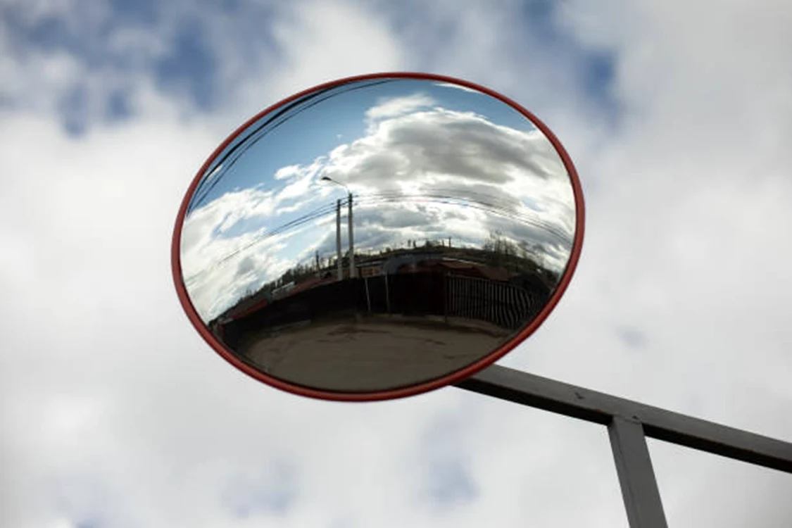 Oglinda era mutată de o vecină / foto: IStock
