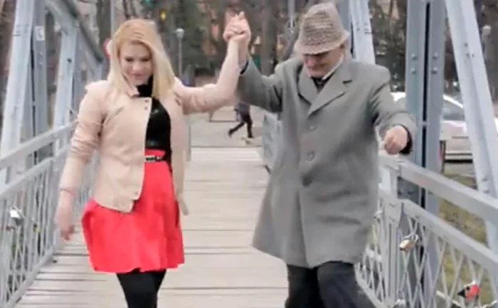 La filmări au participat zeci de oameni, tineri şi bătrâni