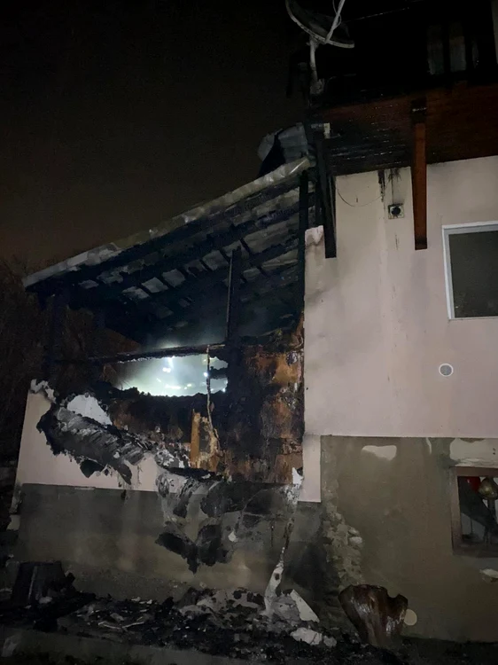 Incendiul a afectat în special acoperişul imobilului şi a distrus garajul. FOTO ISU Cluj