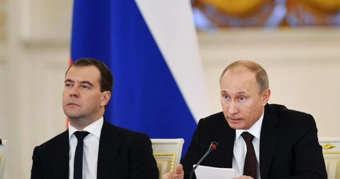 Preşedintele Vladimir Putin şi premierul Dimitri Medvedev la şedinţa de joi, 27 decembrie, în care Putin a afirmat că nu are niciun motiv să respingă legea prin care se interzic adopţiile internaţionale FOTO Reuters