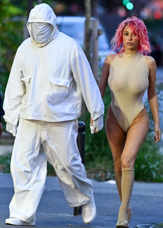 Deși Kanye West iese „mascat” din casă, Bianca e mereu aproape goală (Foto: Profimedia)