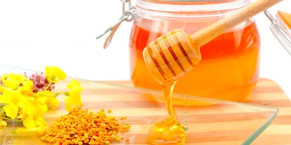 Mierea facilitează digestia şi este cel mai uşor laxativ natural datorită conţinutului în fructoză.