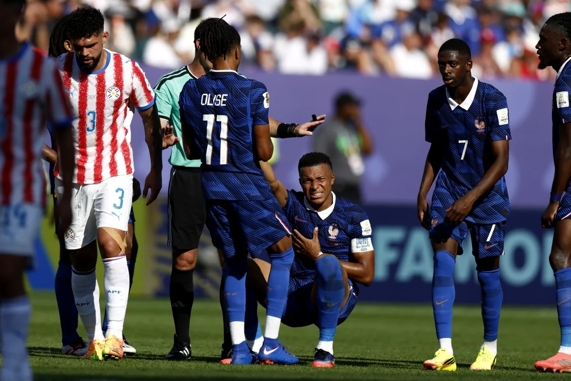 Și Mbappe a fost ținta faulturilor fotbaliștilor din Paraguay (Foto: EPAImages)