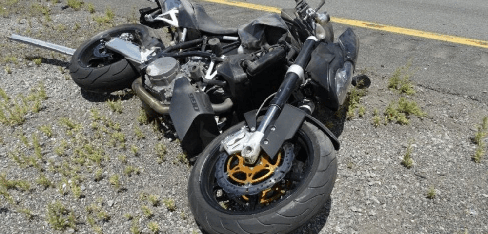 Daune morale de mii de euro din cauza unei gropi din asfalt nesemnalizată. Un motociclist s-a rănit grav