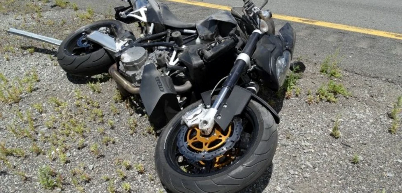 Motociclistul s-a răsturnat după ce a dat într-o groapă din asfalt FOTO Adevărul