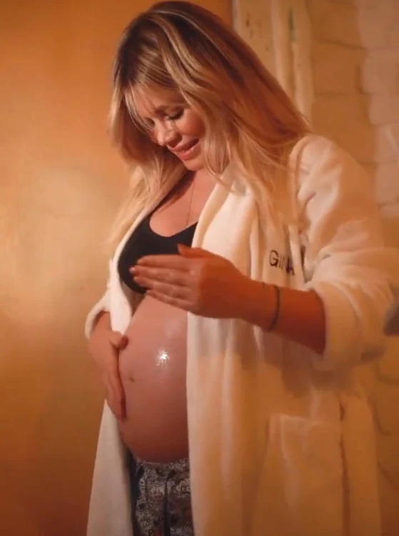 Gina Pistol le-a arătat fanilor burtica de gravidă