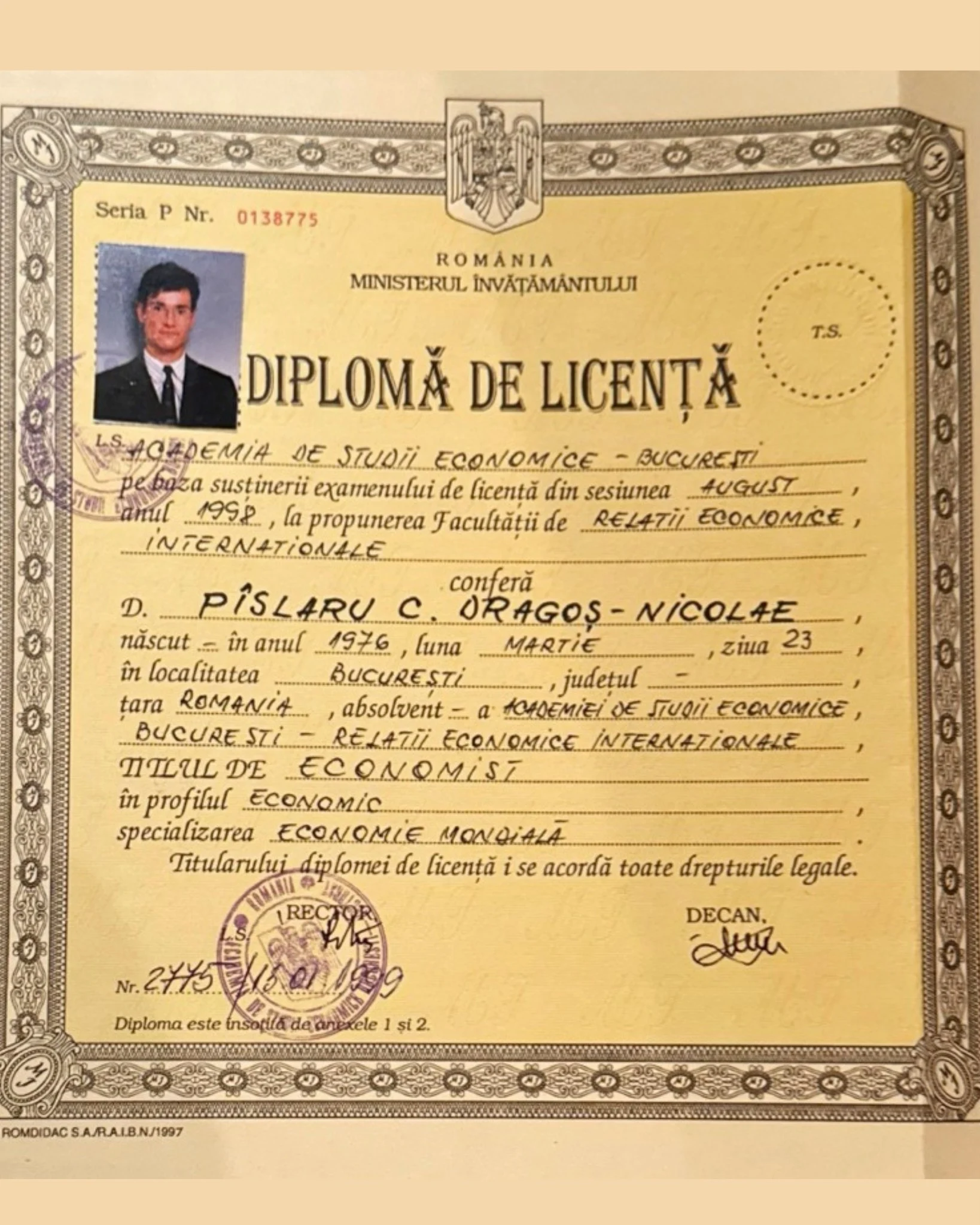 Ministrul Fondurilor Europene Dragoș Pîslaru își publică diplomele, după exemplul premierului Bolojan