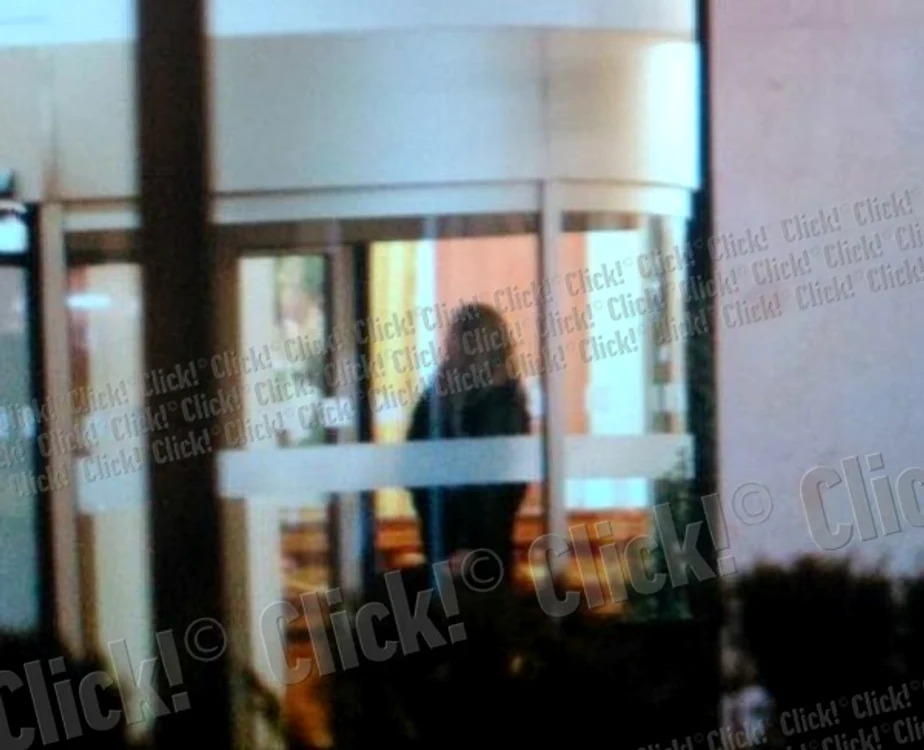 Iulia Vântur intrând îăn hotelul în crae se află Salman Khan, marţi seară.