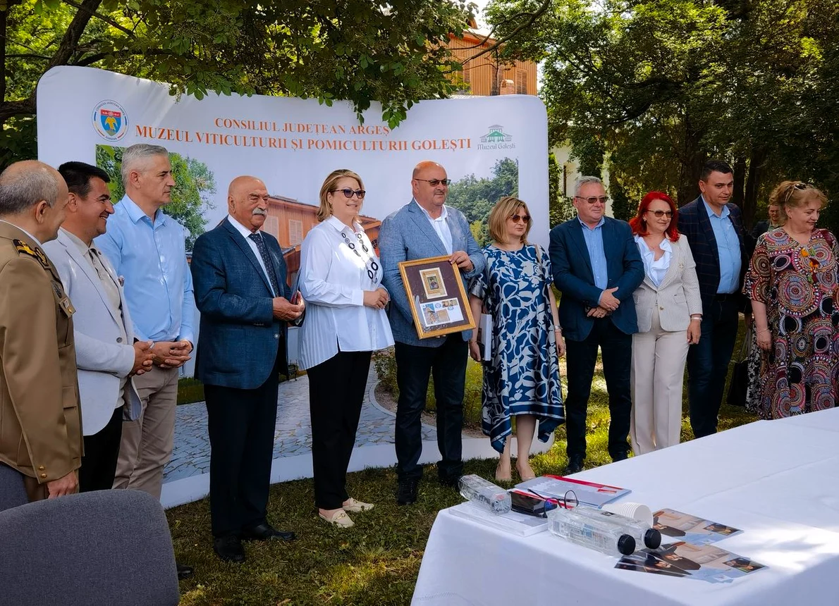 Emisiunea de timbre „Promotori ai şcolii româneşti. Familia Golescu”, lansată la Muzeul Goleşti (foto: Facebook / Muzeul Viticulturii şi Pomiculturii Goleşti)