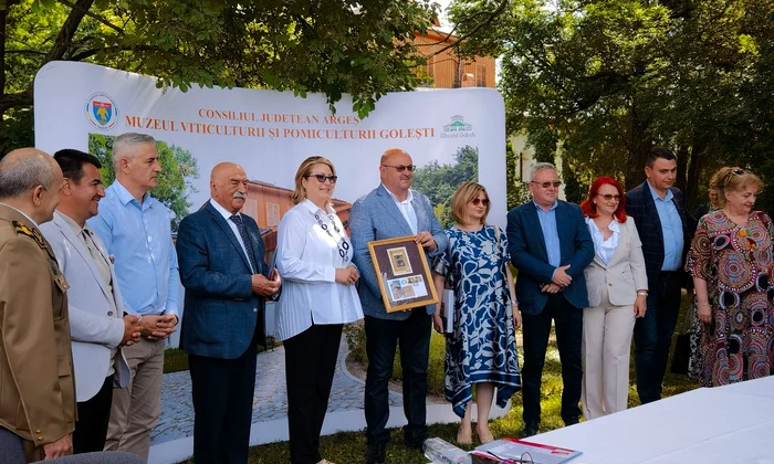 Emisiunea de timbre „Promotori ai şcolii româneşti. Familia Golescu”, lansată la Muzeul Goleşti (foto: Facebook / Muzeul Viticulturii şi Pomiculturii Goleşti)