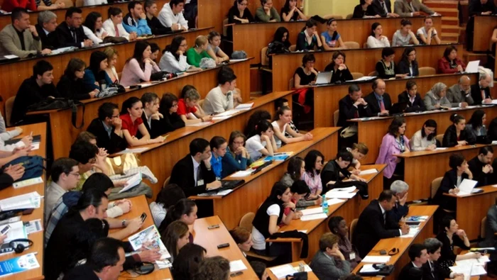 Studenţii de pe locurile cu taxă nu vor primi bursă. FOTO: arhivă