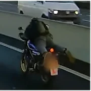 Un motociclist a fost filmat în timp ce circula cu viteză  in pozitia superman foto captură video Daily Mail