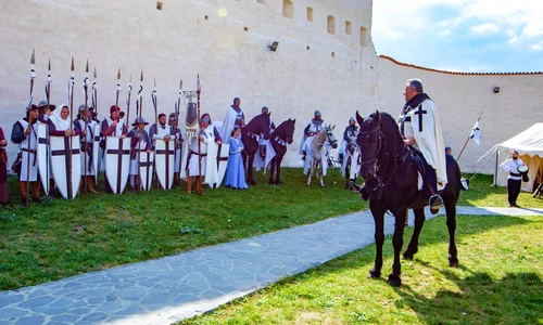 Festivalul “Cavalerii Teutoni se întorc în Cetatea Feldioara” (foto: Facebook / Centru de Informare Turistica Feldioara)