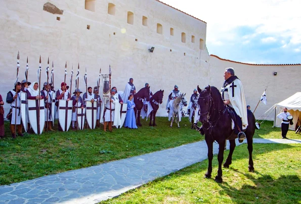 Festivalul “Cavalerii Teutoni se întorc în Cetatea Feldioara” (foto: Facebook / Centru de Informare Turistica Feldioara)