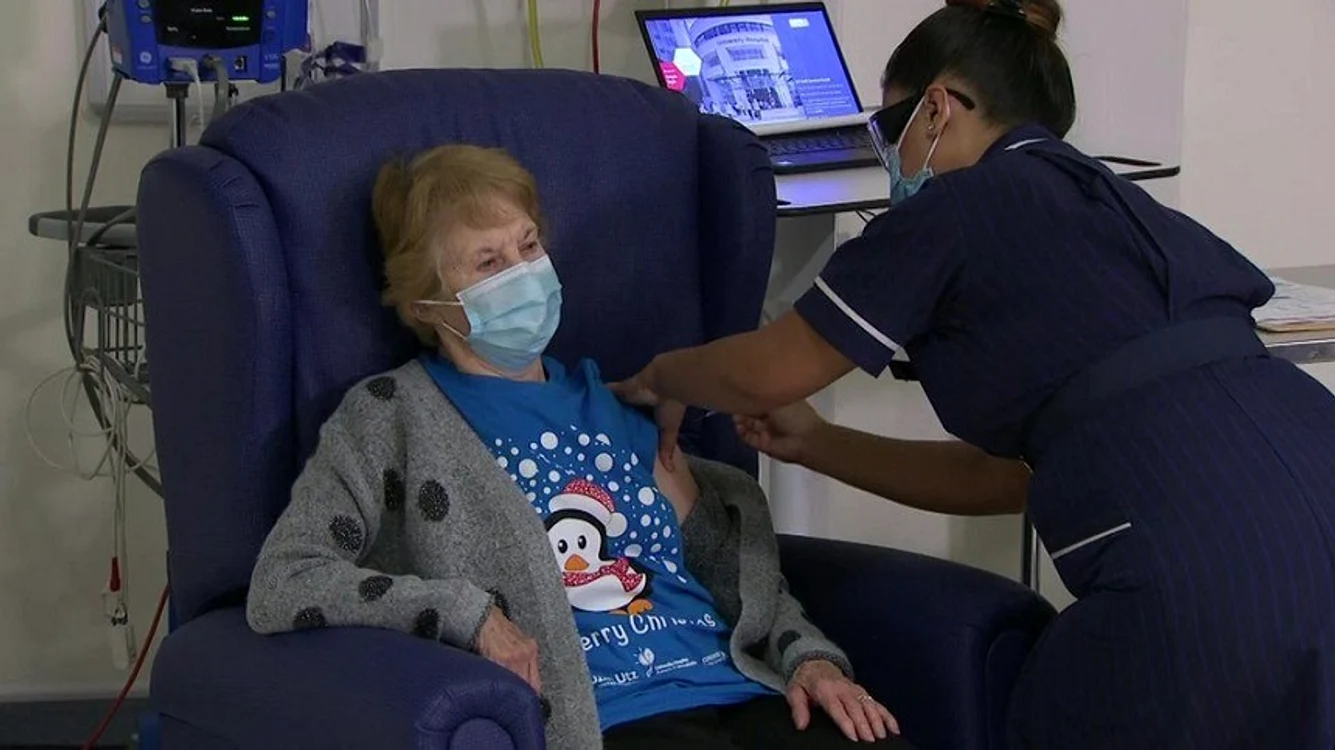 Margaret Keenan, din Enniskillen, a spus că s-a simţit „privilegiată” să primească doza la University Hospital din Coventry.Foto: news.ro