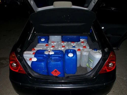 Alcoolul a fost confiscat de poliţişti/Foto: IJPF