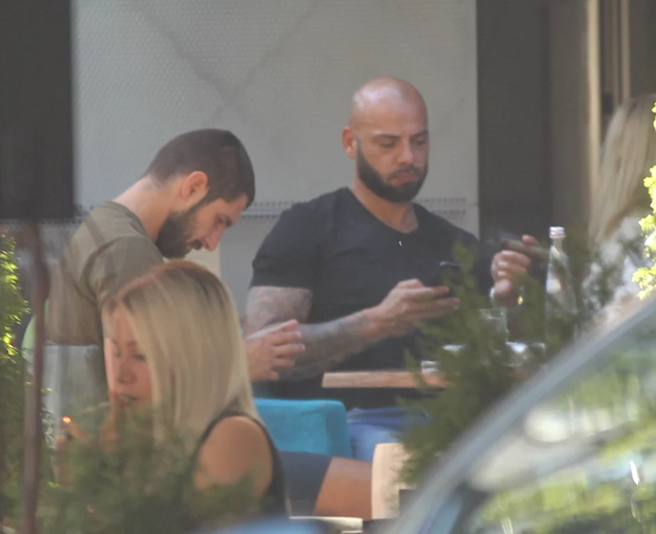 Cătălin Cazacu, Giani Kiriță și Victor Slav își beau cafeaua împreună