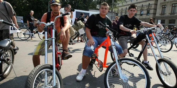 Tinerii pasionati de biciclete nu ratează nicio ediţie a Mesei Critice