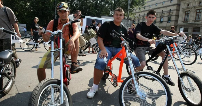 Tinerii pasionati de biciclete nu ratează nicio ediţie a Mesei Critice