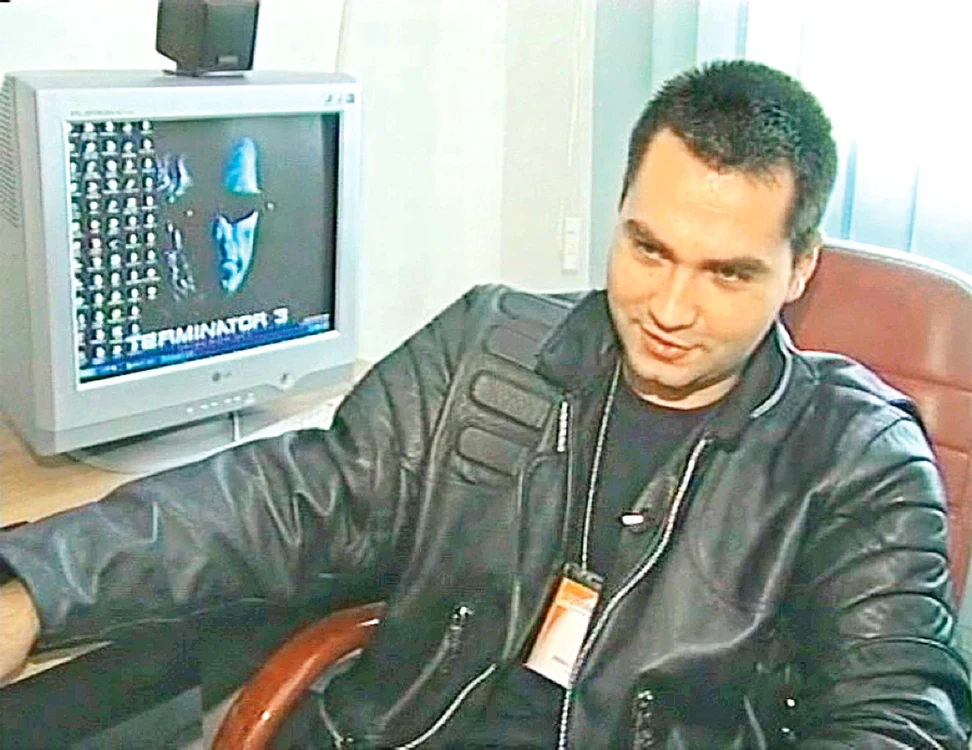 
    Adrian Pavel, cel mai mare fan din România al actorului, a dat 5.000 de euro pe haina purtată de Schwarzenegger  