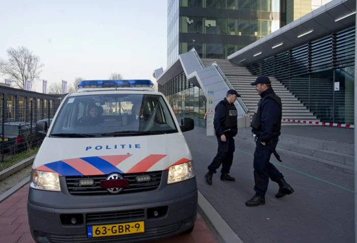 Poliţişti, păzind colegiul Da Vinci din Leiden FOTO AFP