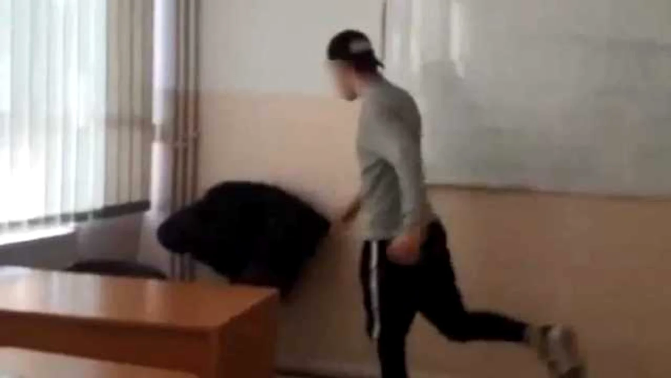 Bătaia dintre elevi a fost filmate de colegi FOTO YouTube