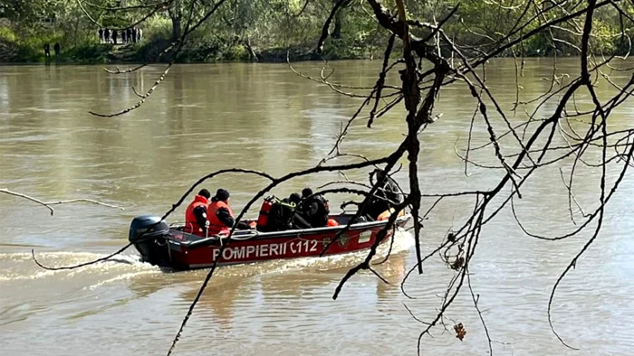 Echipele de salvatori desfășoară căutările pe râul Mureș / foto: Facebook/ISU Arad