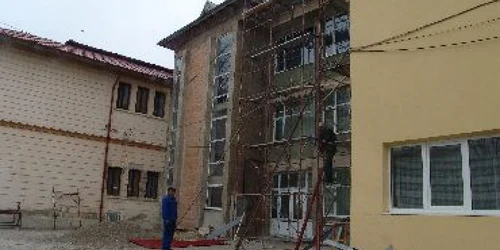Bacău: Peste 400 de şcoli părăginite îi aşteaptă pe învăţăcei