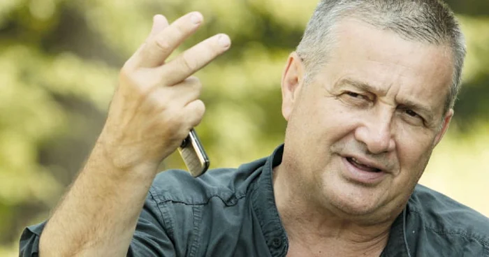 În ultimii 20 de ani, Mircea Dinescu nu a pregetat să-şi spună deschis părerea despre toate subiectele majore ale societăţii româneşti.