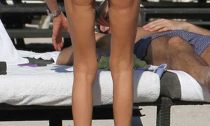 Tara Reid şi a ascuns ridurile de pe faţă cu un strat gros de fond de ten  În restul corpului n a avut ce face (Foto: Guliver/SplashNews) jpeg