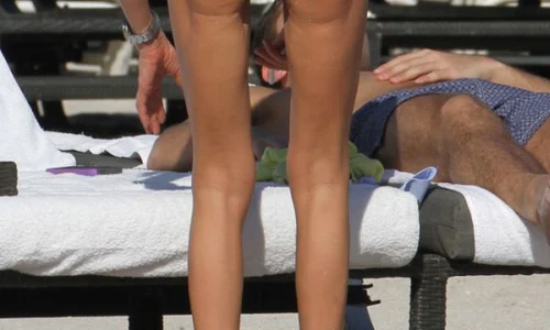 Tara Reid şi a ascuns ridurile de pe faţă cu un strat gros de fond de ten  În restul corpului n a avut ce face (Foto: Guliver/SplashNews) jpeg