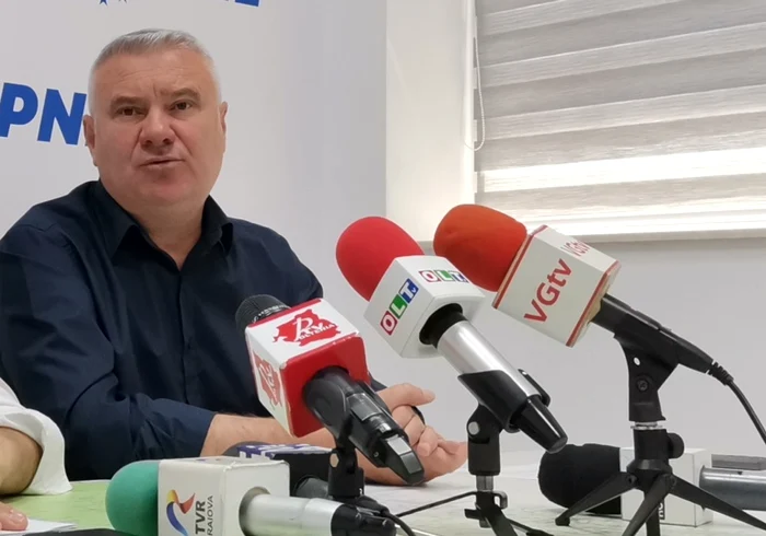 Gigle Știrbu, vicepreședinte PNL, în conferință de presă la Slatina FOTO: A.M.