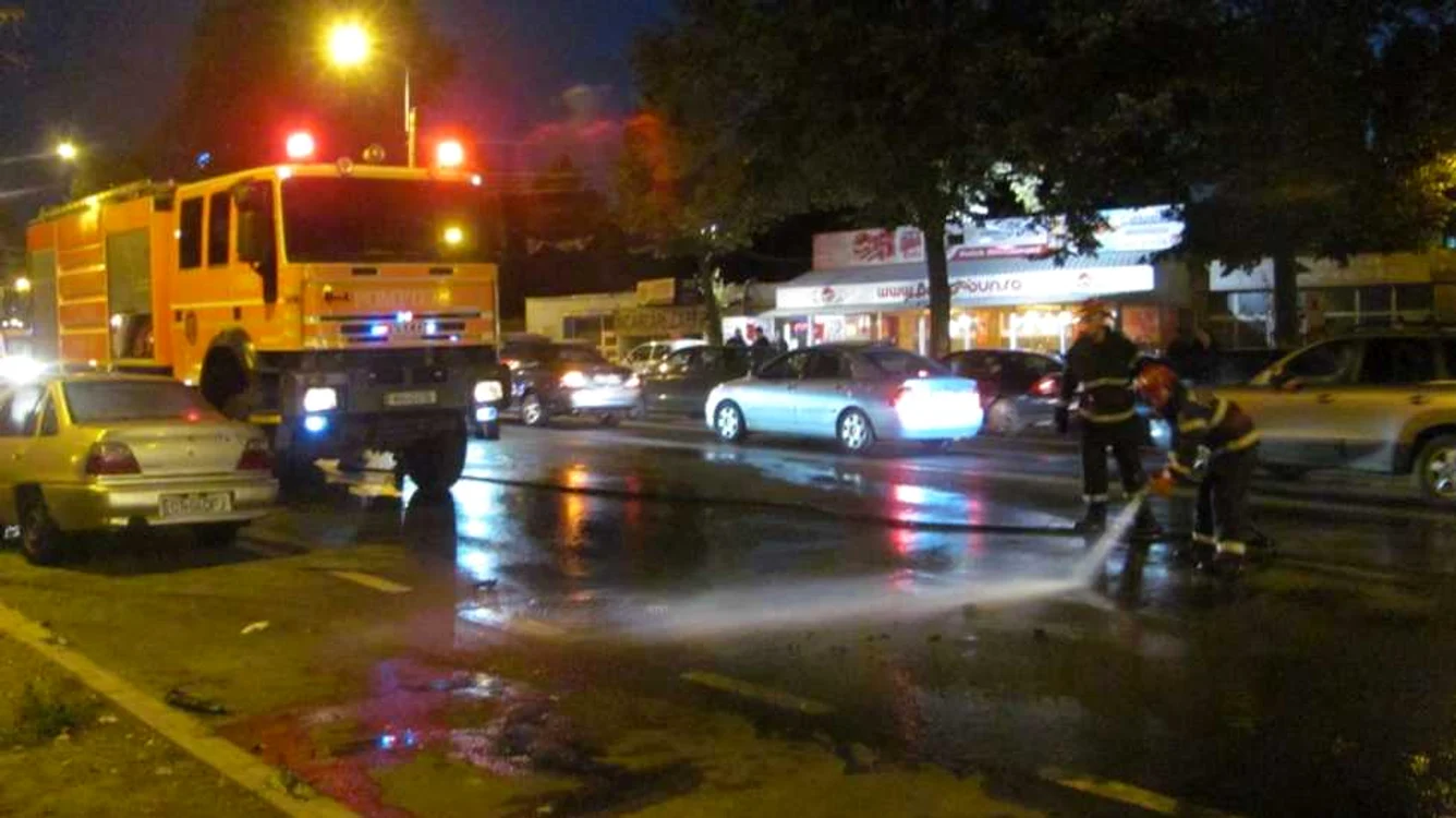 Intervenţie a pompierilor la incendiul unei maşini