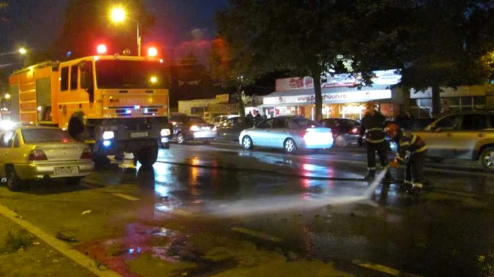 Intervenţie a pompierilor la incendiul unei maşini