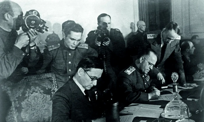 8 mai 1945. A doua semnare a actului capitulării Germaniei. Mareşalul britanic Arthur Tedder și mareşalul sovietic Gheorghi Jukov semnează din partea Aliaților (foto: Foto: Guliver / Getty Images)