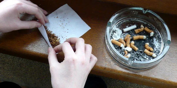 Plantele etnobotanice se combină cu tutun normal înainte de a fi consumate