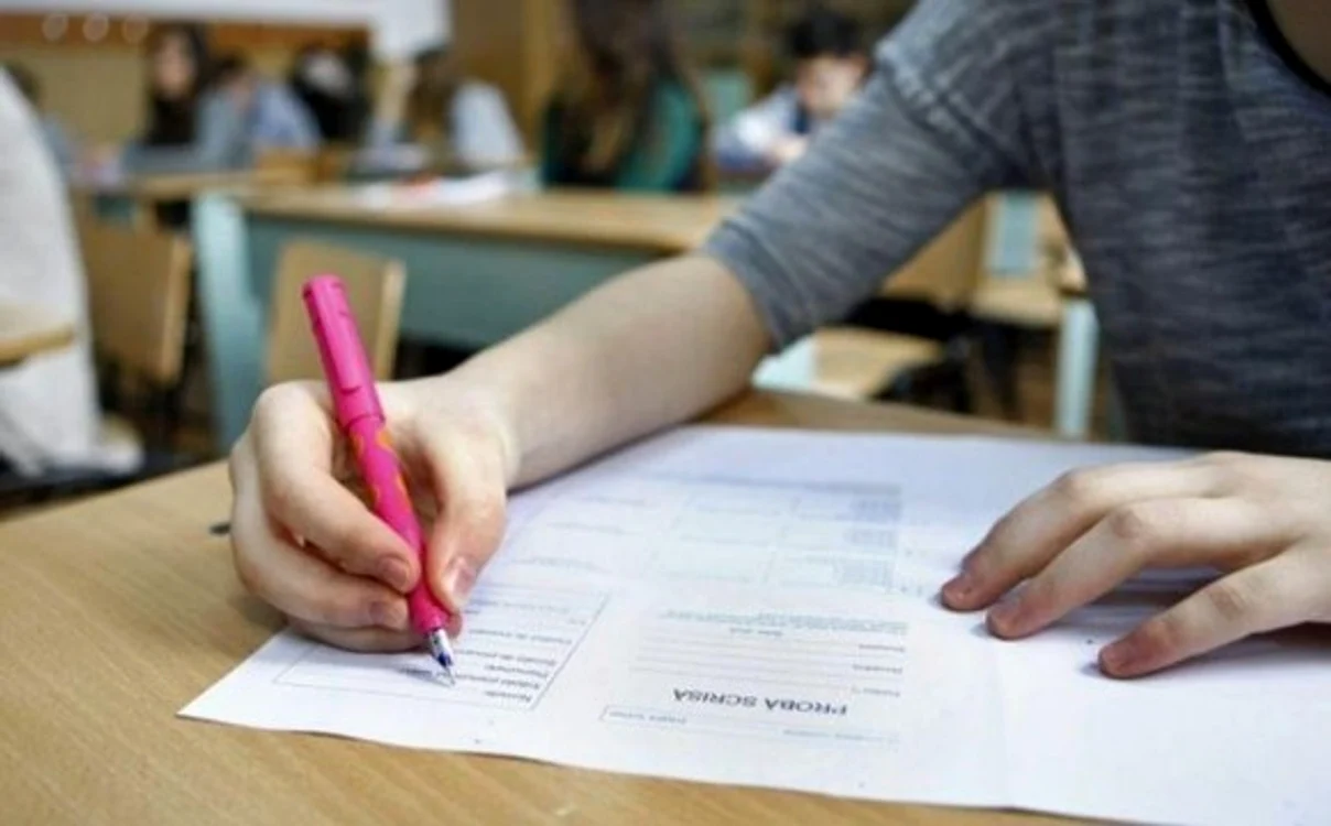 
    Bacalaureatul 2020 a început cu proba de limbă și literatură română  