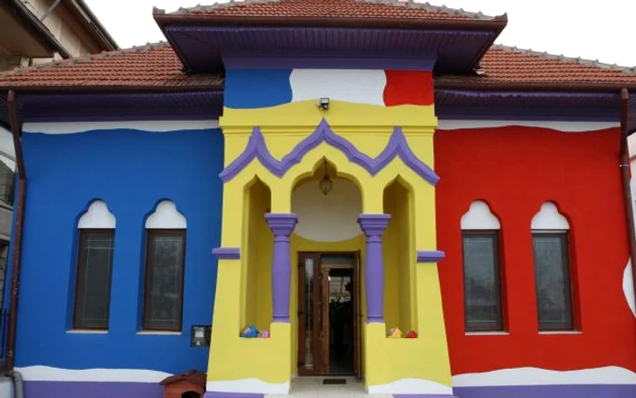 Zugrăvirea faţadei a durat trei luni