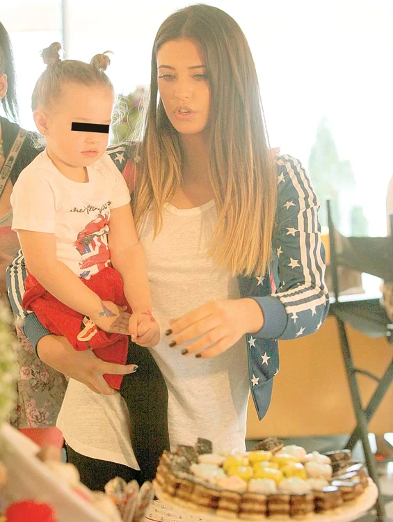 Antonia s-a decis să ceară în instanţă custodia fiicei sale, Maya