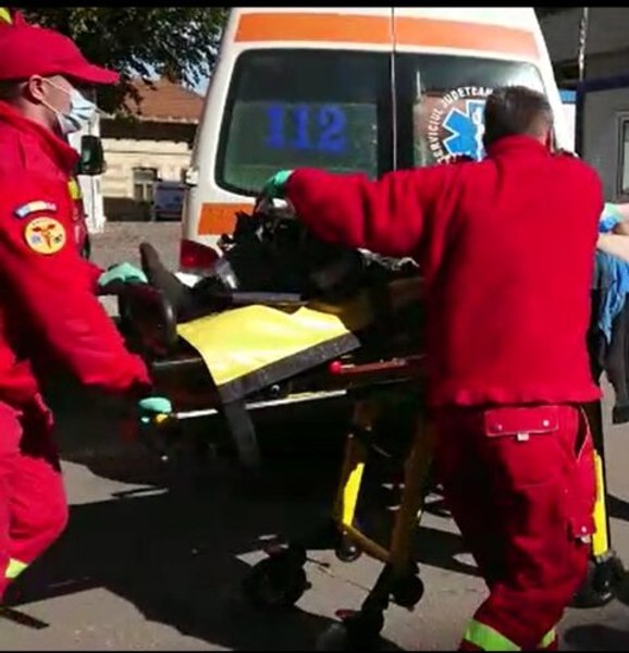 Un bărbat înjunghiat la beție s-a dus acasă, a făcut duș și s-a culcat. A fost salvat de polițiști