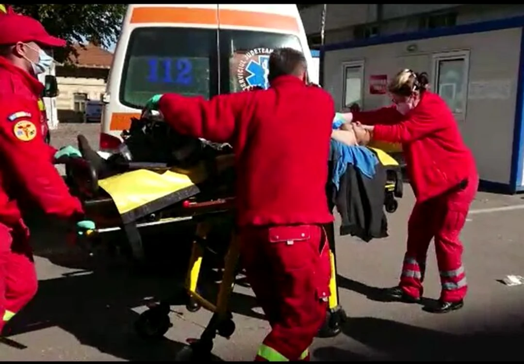 Bărbatul a fost dus cu ambulanța la spital FOTO botosaninews.ro