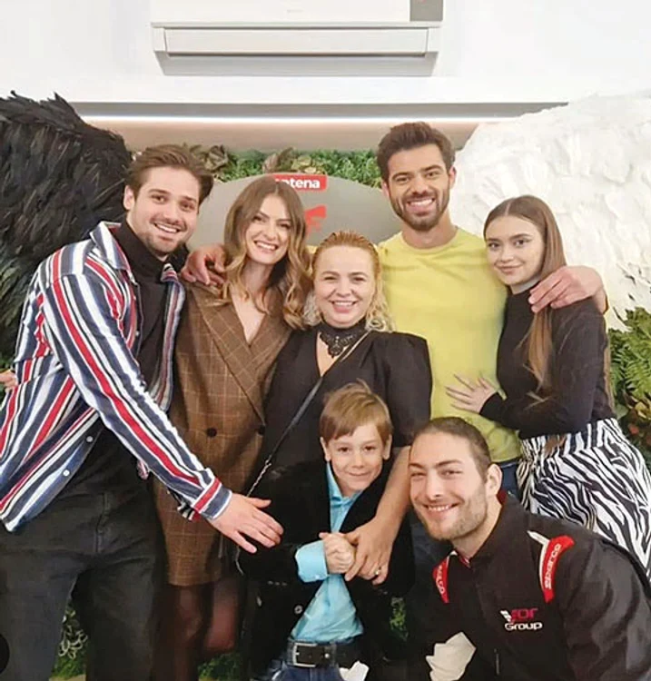 Alături de colegii din noul serial de la Antena 1