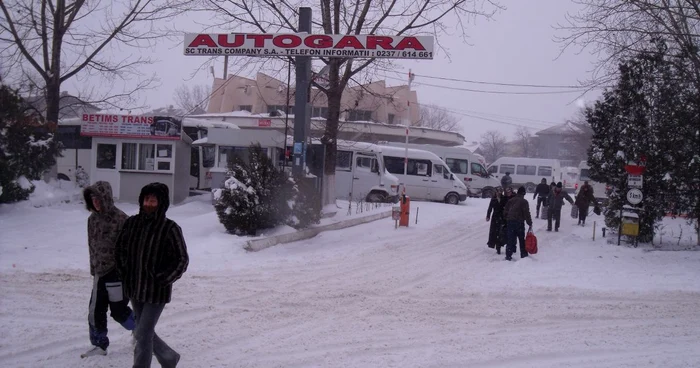 Călătorii se întorc de la autogară după ore de aşteptare în frig.