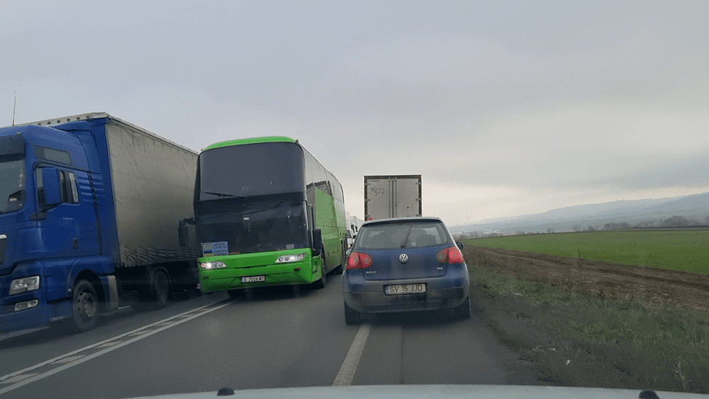 Șoferii acuză vameșii ucraineni că cer „tradiția” ca să-i lase să intre Ucraina: „Nu dai, nu treci!”